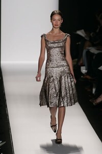 Carolina-Herrera-FW2005-11.jpg