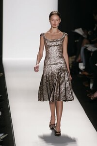 Carolina-Herrera-FW2005-12.jpg