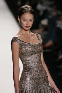 Carolina-Herrera-FW2005-13.jpg