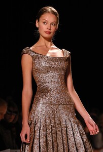 Carolina-Herrera-FW2005-14.jpg