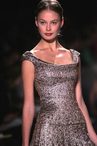 Carolina-Herrera-FW2005-16.jpg