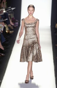 Carolina-Herrera-FW2005-17.jpg