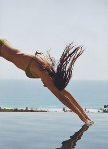 Earth_Demarchelier_US_Vogue_April_2010_06.thumb.jpg.2b17623a49dc5819a391fe8c69c5a134.jpg