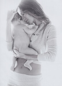 Earth_Demarchelier_US_Vogue_April_2010_07.thumb.jpg.95b178b3881504eff7479e43097f2783.jpg