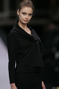 Emanuel-Ungaro-FW2005-11.jpg