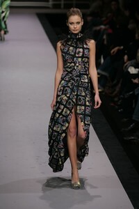 Emanuel-Ungaro-FW2005-22.jpg