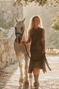 Hannah-Ferguson-Harpers-Bazaar-Greece-Cover-Photoshoot12.jpg