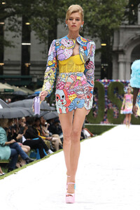 MOSCHINO-s2022-MO-0121.thumb.jpg.ea1a48b8d981532648955fae7bbe7d30.jpg