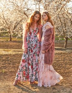 Modic-Fashion-Editorial-Blossom-Sisters-by-Dana-Nelson1.thumb.jpg.cb94795905baa658998b3e9e843c9fff.jpg