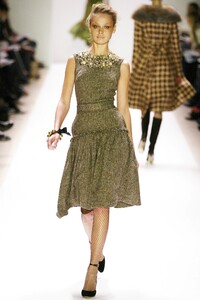 Monique-Lhuillier-FW2005-01.jpg