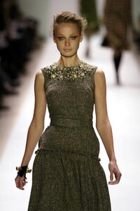 Monique-Lhuillier-FW2005-10.jpg