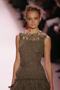 Monique-Lhuillier-FW2005-12.jpg