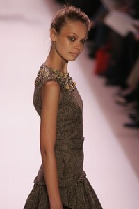 Monique-Lhuillier-FW2005-13.jpg