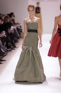 Monique-Lhuillier-FW2005-16.jpg