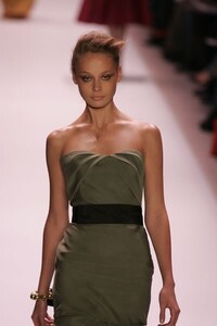 Monique-Lhuillier-FW2005-26.jpg