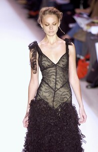 Monique-Lhuillier-FW2005-29.jpg