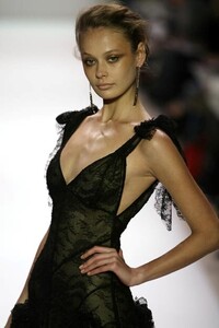 Monique-Lhuillier-FW2005-32.jpg