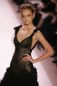 Monique-Lhuillier-FW2005-34.jpg