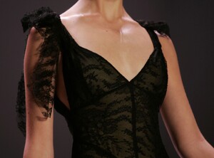 Monique-Lhuillier-FW2005-37.jpg