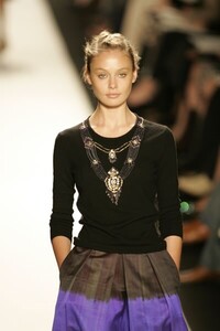 Oscar-de-la-Renta-FW2005-09.jpg