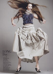 Sims_US_Vogue_April_2010_04.thumb.jpg.efa7c90cf9db3956c867a9466fce9334.jpg