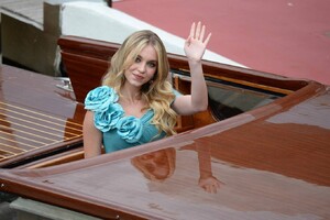 Sydney-Sweeney---In-a-dress-spotted-in-Venice-09.jpg