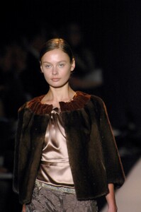 Vera-Wang-FW2005-09.jpg