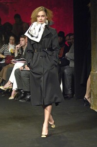 Viktor-Rolf-FW2005-02.jpg