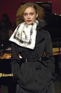 Viktor-Rolf-FW2005-03.jpg