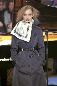 Viktor-Rolf-FW2005-08.jpg