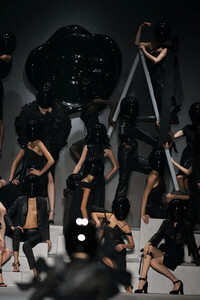 Viktor-Rolf-SS2005-10.jpg