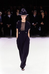 YOHJI-YAMAMOTO-SPRING-1999-RTW-32.jpg