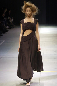 Yohji-Yamamoto-SS2005-05.jpg