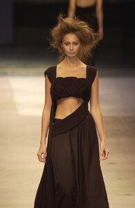 Yohji-Yamamoto-SS2005-07.jpg