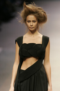 Yohji-Yamamoto-SS2005-08.jpg