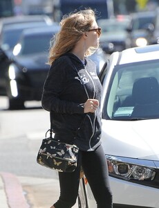 amanda-seyfired-in-tight-out-in-santa-monica-october-4-2016_6.jpg