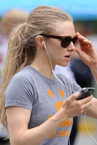 amanda-seyfried-in-leggings-nyc-june-2015_10.jpg