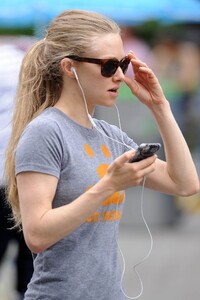 amanda-seyfried-in-leggings-nyc-june-2015_11.jpg