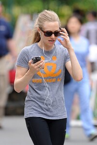 amanda-seyfried-in-leggings-nyc-june-2015_7.jpg