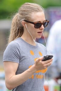 amanda-seyfried-in-leggings-nyc-june-2015_9.jpg