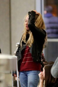 amanda-seyfried-street-style-lax-airport-february-2014_4.jpg