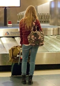 amanda-seyfried-street-style-lax-airport-february-2014_9.jpg