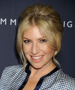 ari-graynor-at-vanity-fair-celebrate-to-tommy-from-zooey-collaboration_2.jpg