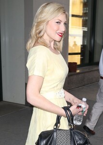 ari-graynor-out-and-about-in-new-york_1.jpg