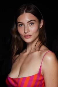 backstage-defile-brandon-maxwell-printemps-ete-2022-new-york-coulisses-144.thumb.jpg.4f26393df00cce49a7c6cf9337fbecf6.jpg
