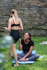 bailee-madison-and-chandler-kinney-outdoor-yoga-filming-in-new-york-08-30-2021-10.jpg