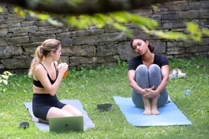bailee-madison-and-chandler-kinney-outdoor-yoga-filming-in-new-york-08-30-2021-8.jpg