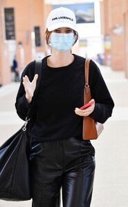 barbara-palvin-arrives-at-venice-airport-for-venice-film-festival-09-01-2021-3.jpg