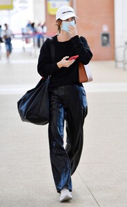 barbara-palvin-arrives-at-venice-airport-for-venice-film-festival-09-01-2021-5.jpg