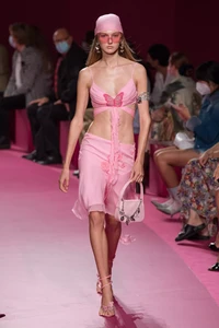 defile-blumarine-printemps-ete-2022-milan-look-26.thumb.webp.e642b5bdb6eeda8e67b4ca9bdff78303.webp